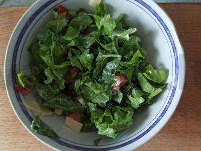 Žalias salotas su pomidorais pagrindine nuotrauka