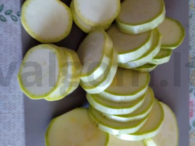 Kepti cukinijos su česnaku ir majonezu „Piramidės“ Žingsnis 1