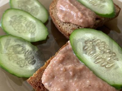 Skrebučiai su veganišku pupelių paštetu pagrindine nuotrauka