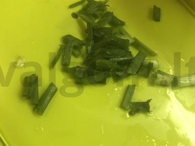 Vasaros salotos su pomidorais ir skrudintomis duonomis Žingsnis 3