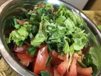 Vasaros salotos su pomidorais ir skrudintomis duonomis Žingsnis 4