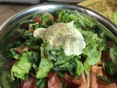 Vasaros salotos su pomidorais ir skrudintomis duonomis Žingsnis 5