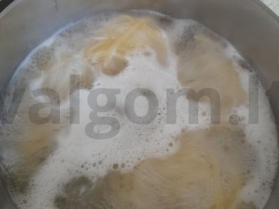 Pasta su krevetėmis grietinėlės padaže Žingsnis 1