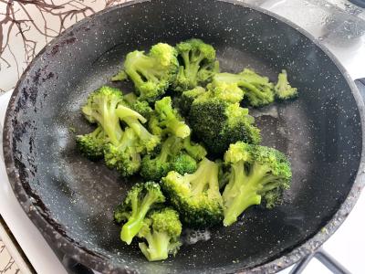 Brokoliai su kiaušiniais Žingsnis 1