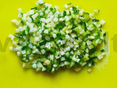 Įspūdinga užkanda krevetėse su menkių kepenimis, sūriu ir agurkais Žingsnis 1