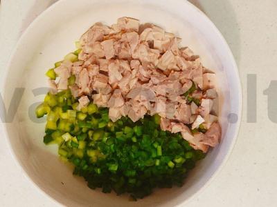 Įspūdinga užkanda krevetėse su menkių kepenimis, sūriu ir agurkais Žingsnis 2