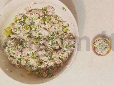 Įspūdinga užkanda krevetėse su menkių kepenimis, sūriu ir agurkais Žingsnis 3