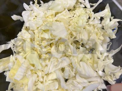 Pavasarinė kopūstų salotos su dešra Žingsnis 1