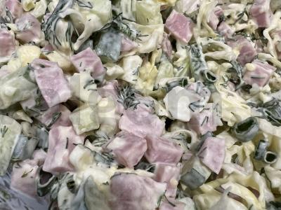 Pavasarinė kopūstų salotos su dešra pagrindine nuotrauka