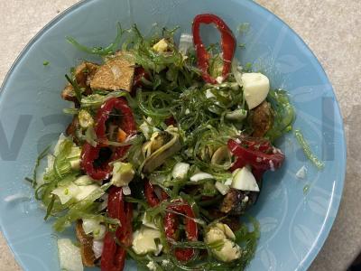 Salotos su midijomis ir jūros dumbliais pagrindine nuotrauka