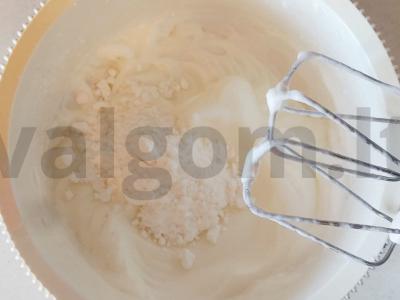 Migdolų ritinys su uogomis Žingsnis 1