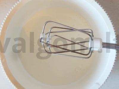 Migdolų ritinys su uogomis Žingsnis 4