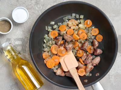 Daržovių troškinys su vištienos širdelėmis Žingsnis 1