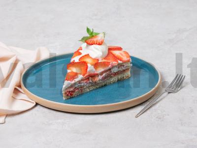 Sūrio ir braškių tortas pagrindine nuotrauka