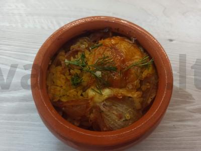 Bulguras su kiaušiniu ir marinuotais svogūnais puode pagrindine nuotrauka