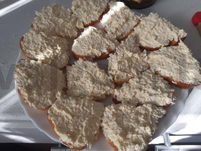 Sumuštiniai su šprotų, lydyto sūrio ir česnako Žingsnis 2