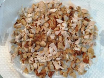 Sluoksniuotas salotas su vištiena ir grybais Žingsnis 1