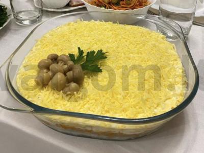 Sluoksniuotas salotas su vištiena ir grybais Žingsnis 4