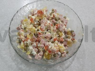 Olivjė su virta-rūkyta dešra pagrindine nuotrauka