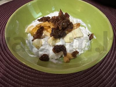 Originalus varškės desertas su vaisiais pagrindine nuotrauka