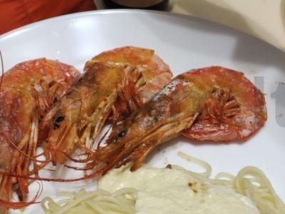 Vėžiagyviai su juodaisiais pipirais ir citrina pagrindine nuotrauka