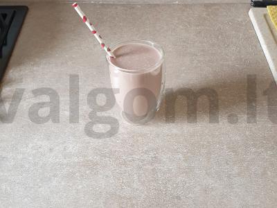 Kokteilis su šokoladiniu pienu, bananais ir sausainiais pagrindine nuotrauka