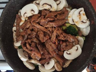 Namų spageti su veršiena, žiediniais kopūstais ir grybais Žingsnis 4