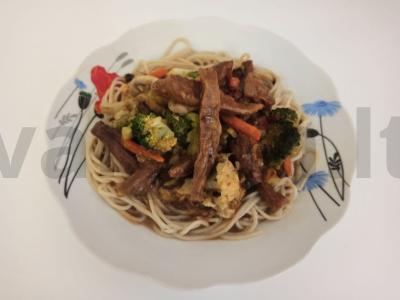 Namų spageti su veršiena, žiediniais kopūstais ir grybais pagrindine nuotrauka