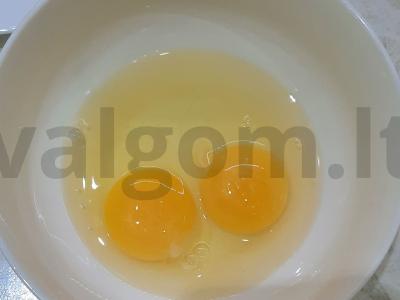 Skani kiaušinienė su pomidoru, sūriu ir provanso žolelėmis Žingsnis 1