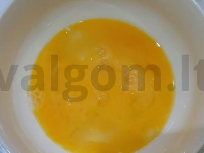 Skani kiaušinienė su pomidoru, sūriu ir provanso žolelėmis Žingsnis 2