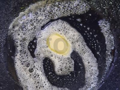 Skani kiaušinienė su pomidoru, sūriu ir provanso žolelėmis Žingsnis 4