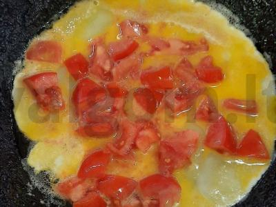 Skani kiaušinienė su pomidoru, sūriu ir provanso žolelėmis Žingsnis 5