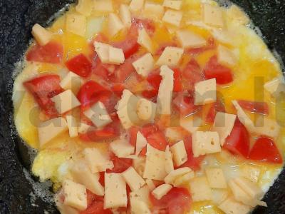 Skani kiaušinienė su pomidoru, sūriu ir provanso žolelėmis Žingsnis 6