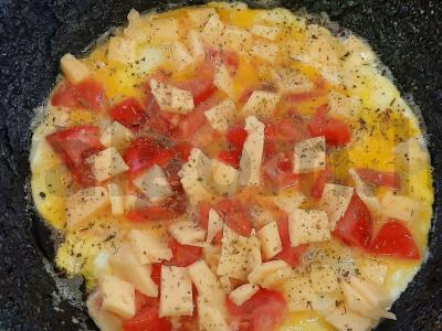 Skani kiaušinienė su pomidoru, sūriu ir provanso žolelėmis Žingsnis 7