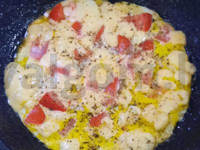 Skani kiaušinienė su pomidoru, sūriu ir provanso žolelėmis Žingsnis 8