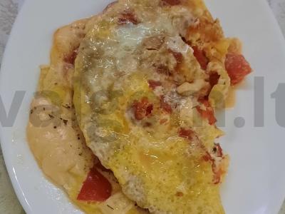 Skani kiaušinienė su pomidoru, sūriu ir provanso žolelėmis pagrindine nuotrauka