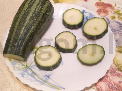 Cukinijų medalionai su pomidorais Žingsnis 1