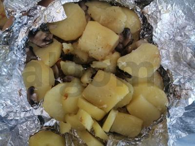 Bulvės su grybais ant anglių pagrindine nuotrauka