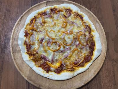 Pica su dešrelėmis ir daržovėmis pagrindine nuotrauka