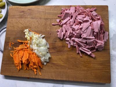 Sultinys su dviem dešrų rūšimis, prieskoniais ir žolelėmis Žingsnis 1