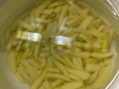 Sultinys su dviem dešrų rūšimis, prieskoniais ir žolelėmis Žingsnis 2