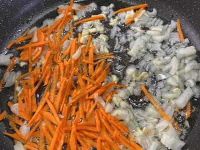 Sultinys su dviem dešrų rūšimis, prieskoniais ir žolelėmis Žingsnis 3