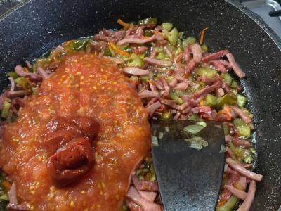 Sultinys su dviem dešrų rūšimis, prieskoniais ir žolelėmis Žingsnis 4