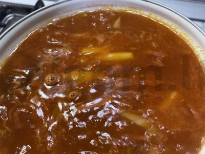 Sultinys su dviem dešrų rūšimis, prieskoniais ir žolelėmis Žingsnis 5