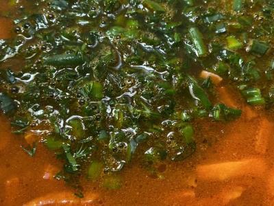 Sultinys su dviem dešrų rūšimis, prieskoniais ir žolelėmis Žingsnis 6