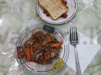 Grikių makaronai su mėsa pagrindine nuotrauka