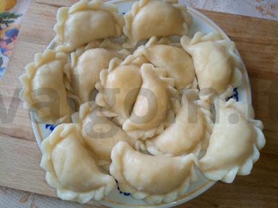 Koldūnai su varške ir vyšniomis pagrindine nuotrauka