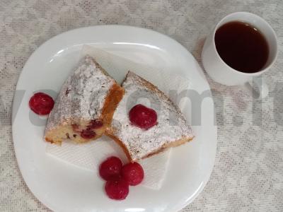 Vanilinis keksiukas su vyšniomis pagrindine nuotrauka