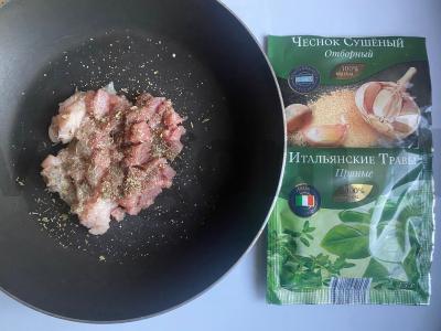 Kumpio dešrelė su kalakutiena, daržovėmis ir žolelėmis Žingsnis 1