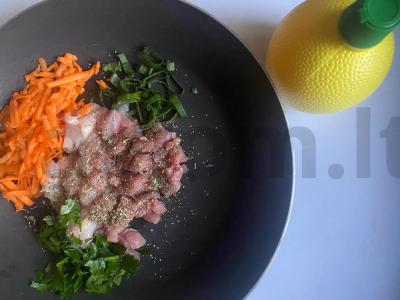 Kumpio dešrelė su kalakutiena, daržovėmis ir žolelėmis Žingsnis 3